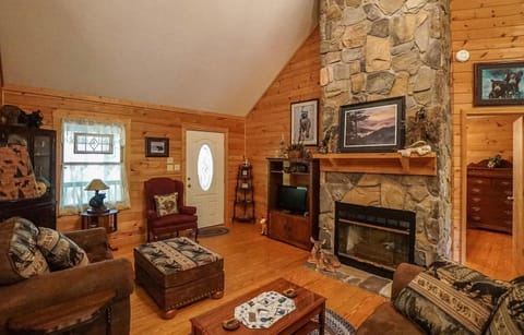 Cozy 2BR Cabin with Fire Pit & Whirlpool Tub, Screened Porch & so much more! Cabin in Sevier County