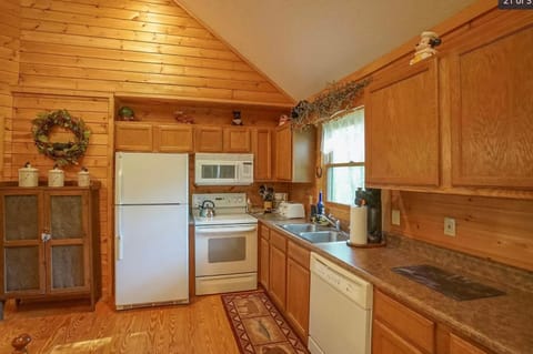 Cozy 2BR Cabin with Fire Pit & Whirlpool Tub, Screened Porch & so much more! Cabin in Sevier County