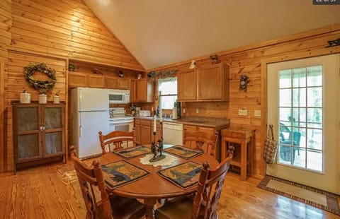 Cozy 2BR Cabin with Fire Pit & Whirlpool Tub, Screened Porch & so much more! Cabin in Sevier County