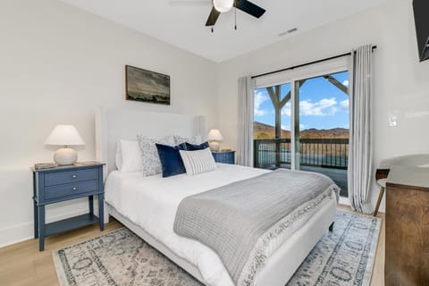 Bed, Natural landscape, TV and multimedia, Balcony/Terrace, Seating area, Bedroom, Mountain view