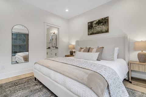 Bed, TV and multimedia, Bedroom