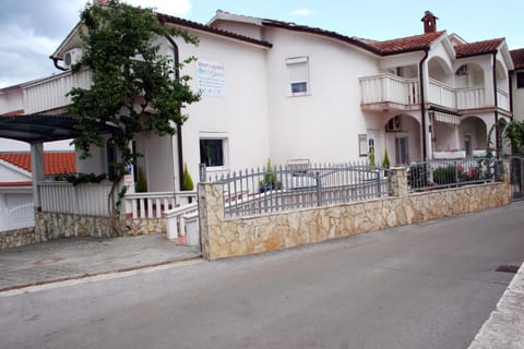 Property building, Facade/entrance, Balcony/Terrace, Street view