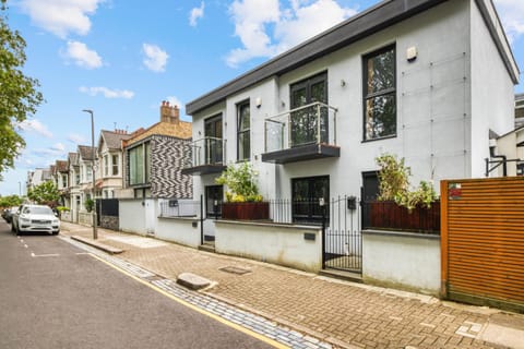Property building, Day, Neighbourhood, Street view, Location