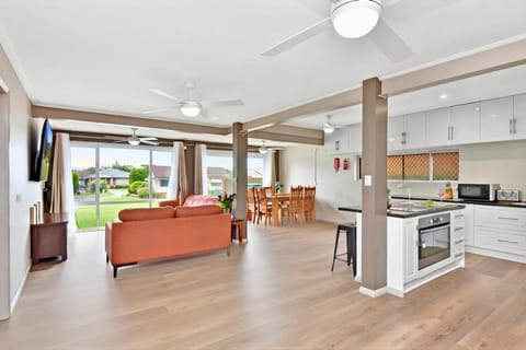 Kitchen or kitchenette, Living room, Seating area, Dining area, minibar, oven, stove