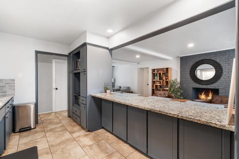 8BR Home Kitchen Laundry Sleeps 12 #08 House in Oklahoma City