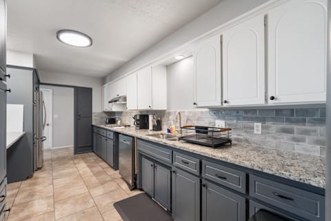 8BR Home Kitchen Laundry Sleeps 12 #08 House in Oklahoma City