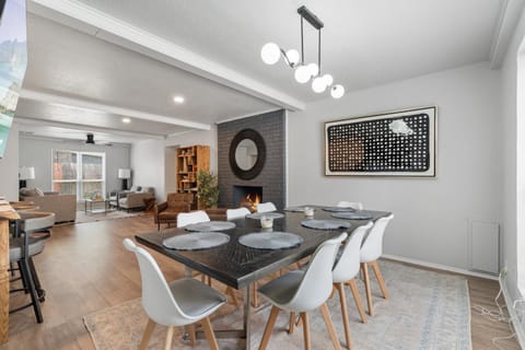 8BR Home Kitchen Laundry Sleeps 12 #08 House in Oklahoma City