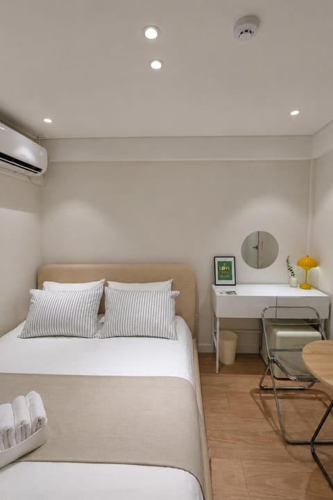 Bed, Dining area, Bedroom, air conditioner