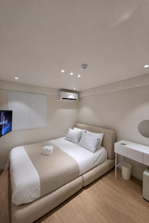 Bed, Bedroom, air conditioner