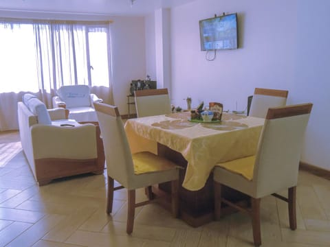 TV and multimedia, Living room, Food and drinks, Seating area, Dining area
