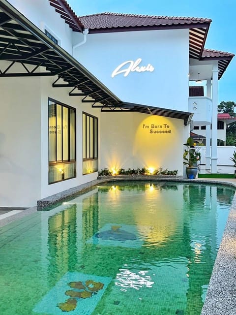Property building, Day, Pool view, Swimming pool, Swimming pool
