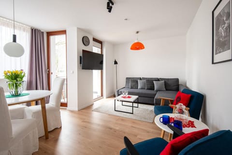 Communal lounge/ TV room, TV and multimedia, Living room, Seating area, Dining area