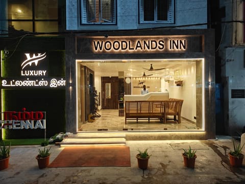 Property building, Facade/entrance, Night, Property logo or sign, Logo/Certificate/Sign, Street view