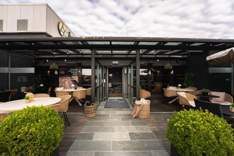 Patio, Restaurant/places to eat, Seating area