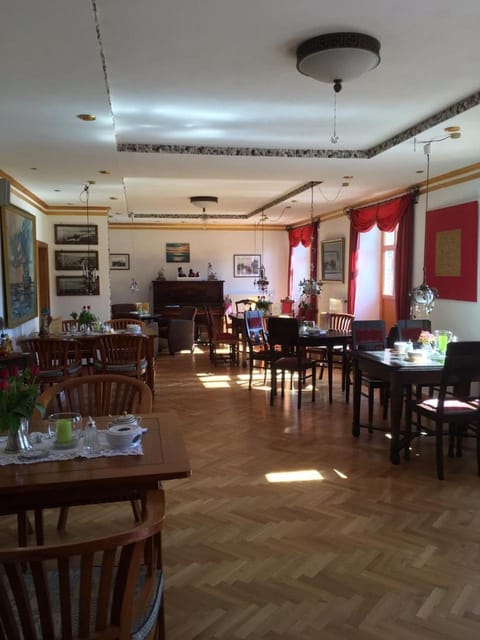 Restaurant/places to eat, Banquet/Function facilities, Seating area