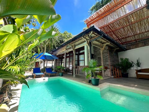 Property building, Garden, Pool view, Swimming pool, sunbed