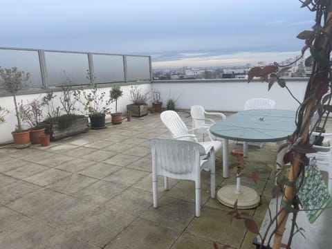 Chambre dans un grand appartement avec terrasse Vacation rental in Pantin