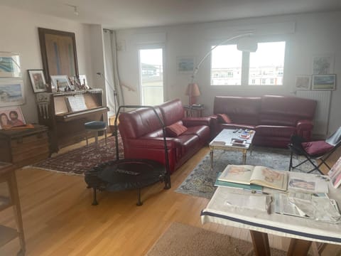 Chambre dans un grand appartement avec terrasse Vacation rental in Pantin