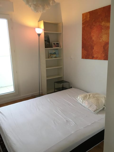 Chambre dans un grand appartement avec terrasse Vacation rental in Pantin