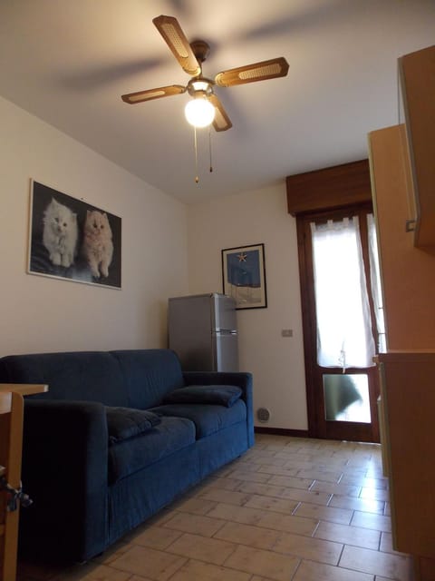Bed, Living room, Seating area, Dining area