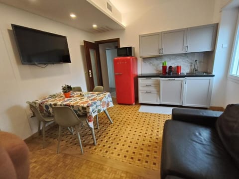 New Seaside Vintage Apartment, 20m to the beach, WI-FI&TERRACE Apartment in Bordighera