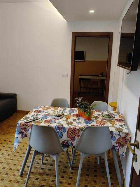 New Seaside Vintage Apartment, 20m to the beach, WI-FI&TERRACE Apartment in Bordighera