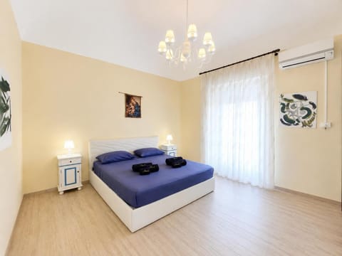 Property building, Bed, Photo of the whole room, Bedroom, towels, air conditioner