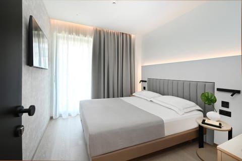 Bed, TV and multimedia, Bedroom