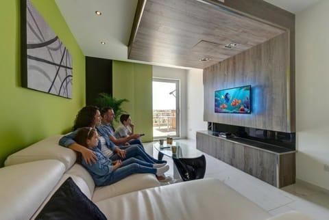 Communal lounge/ TV room, People, TV and multimedia, Living room, Seating area, Evening entertainment, group of guests