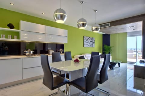 Coffee/tea facilities, Kitchen or kitchenette, Living room, Seating area, Dining area, stove