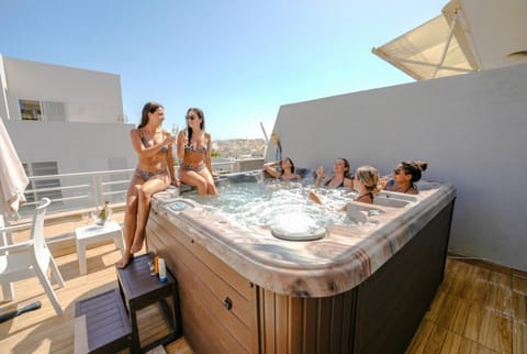 Day, People, Hot Tub, View (from property/room), Balcony/Terrace, Food and drinks, Drinks, group of guests