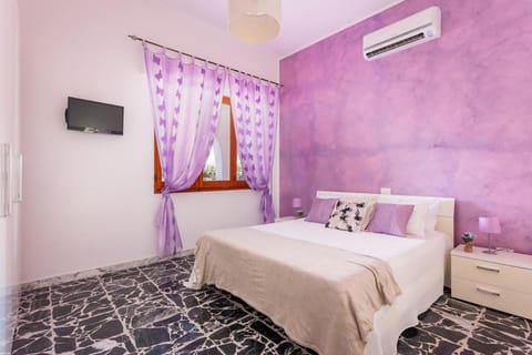 Photo of the whole room, Bedroom, air conditioner