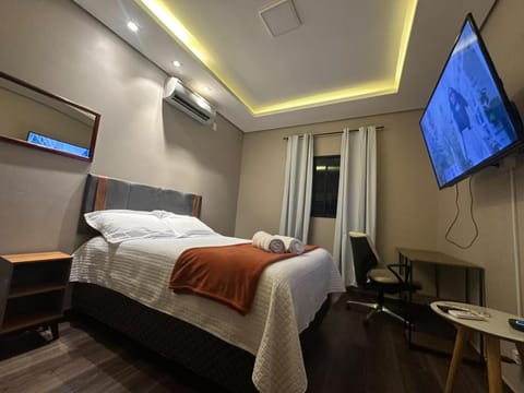 Bed, TV and multimedia, Photo of the whole room, Evening entertainment, Bedroom, air conditioner
