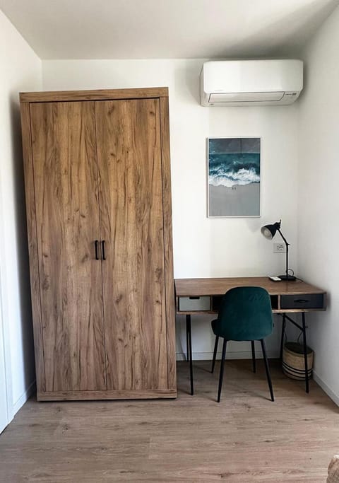 Bedroom, wardrobe, air conditioner