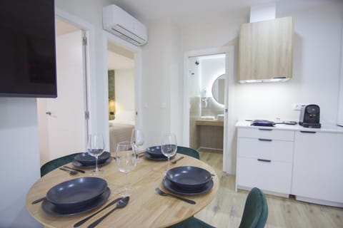 TV and multimedia, Kitchen or kitchenette, Living room, Dining area, air conditioner