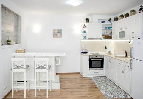 Kitchen or kitchenette, Dining area, oven, stove