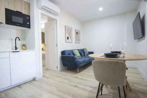 Communal lounge/ TV room, TV and multimedia, Kitchen or kitchenette, Living room, Seating area, Dining area, air conditioner