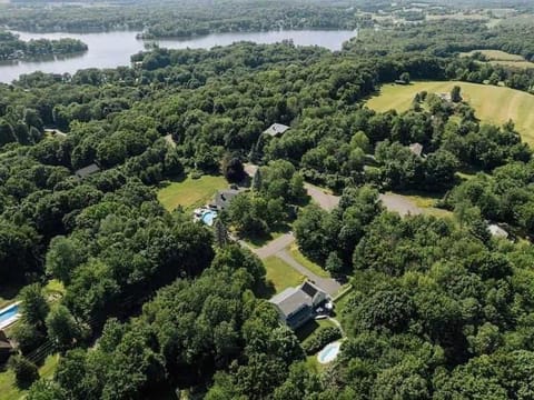 Beautifully Designed 4BR Home Heated Pool HotTub House in Niverville