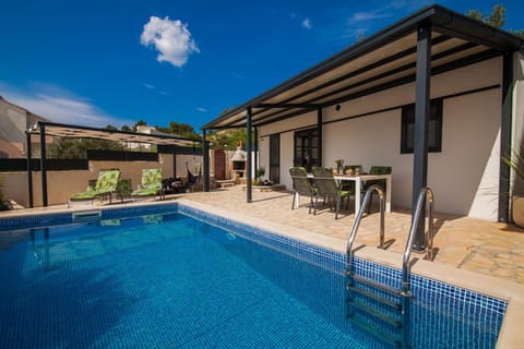 Property building, Patio, Day, Swimming pool, sunbed
