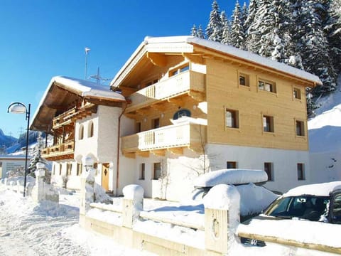 Property building, Day, Natural landscape, Winter, Mountain view, Parking