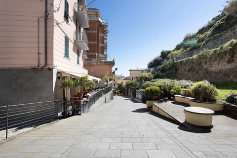 Property building, Balcony/Terrace, Living room