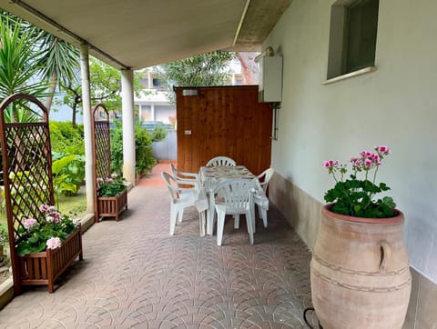 Property building, Garden, Dining area, Garden view
