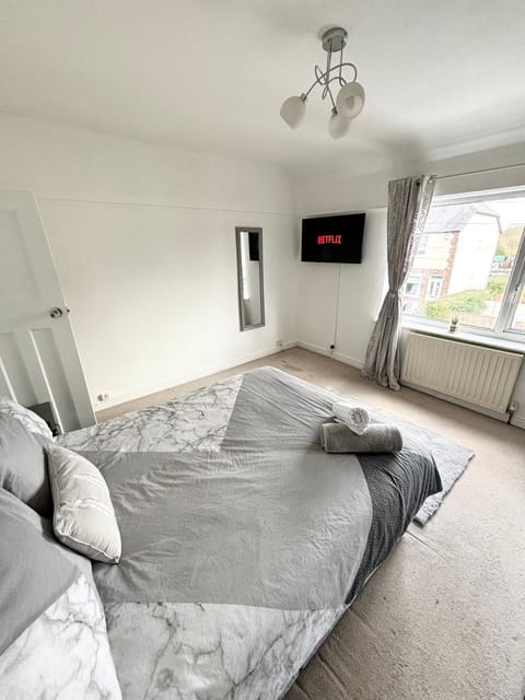 Bed, TV and multimedia, Photo of the whole room, Bedroom, towels