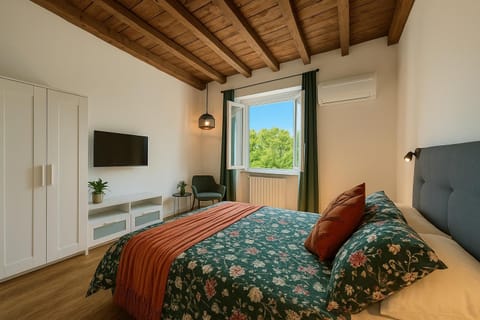 Bed, TV and multimedia, Bedroom, air conditioner