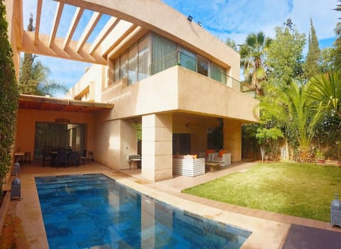 Property building, Patio, Garden, Garden view, Pool view, Swimming pool, sunbed