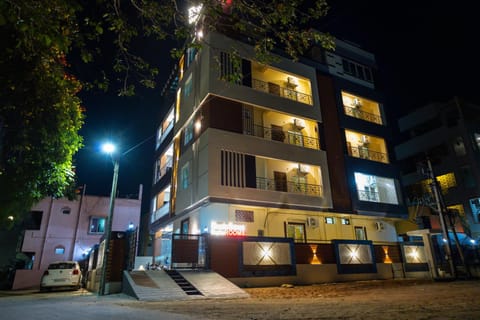 Property building, Balcony/Terrace, Parking