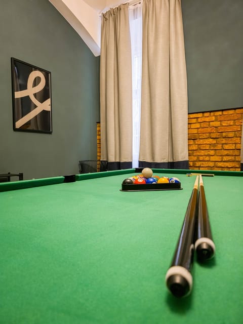 Billiard, Game Room
