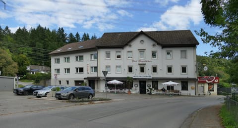 Property building, Day, Natural landscape, Street view, Location, Parking