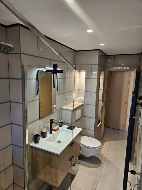 Shower, Toilet, Bathroom, towels