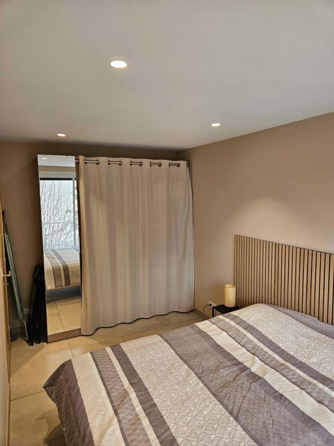 Bed, Photo of the whole room, Bedroom, internet